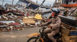 (VÍDEO) Un terremoto en Indonesia y la alerta de tsunami provocan el caos en las calles