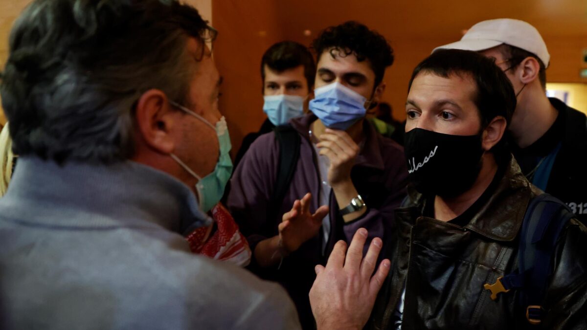 (VÍDEO) Escrache a Leopoldo López y Yunior García en la Complutense: «Fuera fascistas de la universidad»