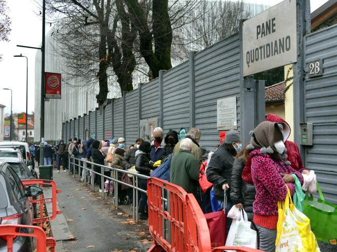 (VÍDEO) Trabajadores suspendidos por no vacunarse, obligados a acudir a comedores sociales en Italia