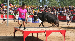 El 'derecho a decidir' se gira contra el Govern: Vidreres vota celebrar el «correbous»