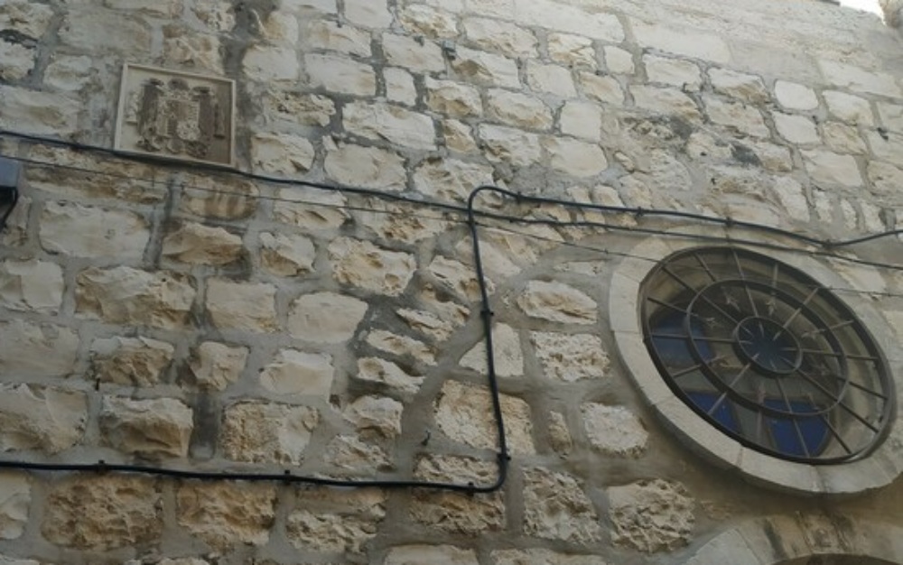 El Gobierno retirará un escudo franquista del antiguo consulado en Jerusalén cuya existencia negó