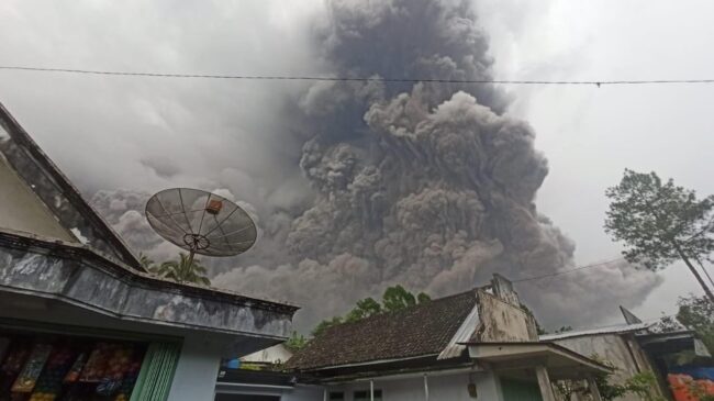 (VÍDEO) Las impactantes imágenes que deja la erupción del volcán Semeru en Indonesia: un paisaje lunar