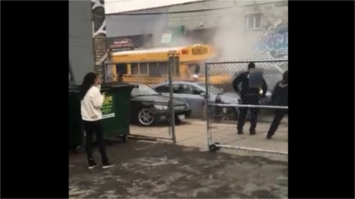 (VÍDEO) Un individuo roba un autobús escolar en Nueva York y se da a la fuga arrollando todo a su paso