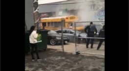 (VÍDEO) Un individuo roba un autobús escolar en Nueva York y se da a la fuga arrollando todo a su paso
