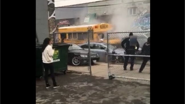 (VÍDEO) Un individuo roba un autobús escolar en Nueva York y se da a la fuga arrollando todo a su paso