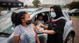 Sudáfrica cree haber alcanzado el pico de contagios de ómicron y elimina el toque de queda por primera vez desde marzo de 2020