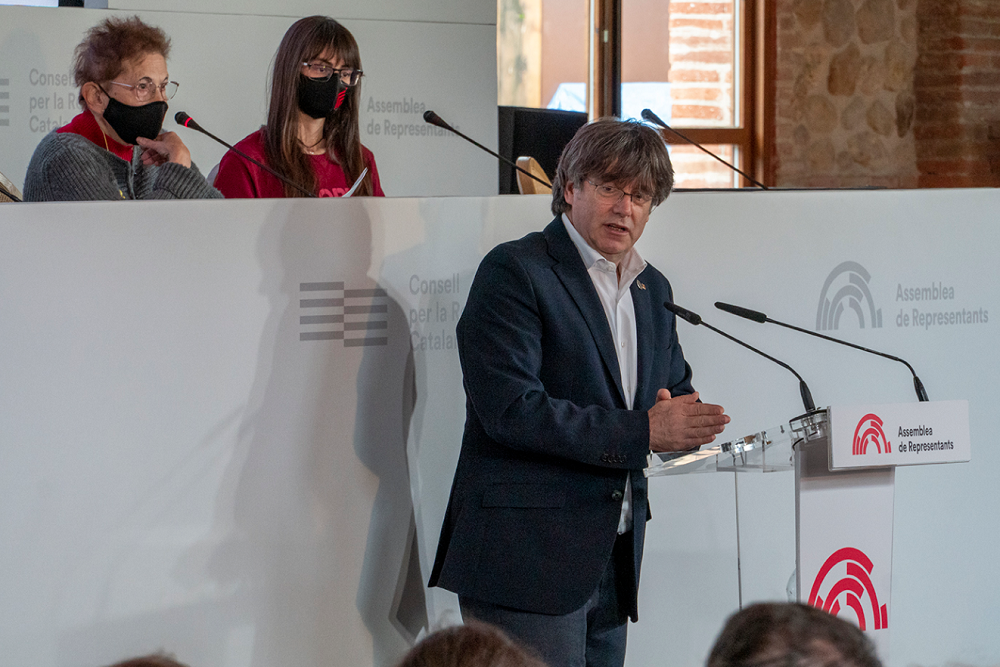 Puigdemont ofrece «defensa jurídica» a los maestros para blindar el catalán