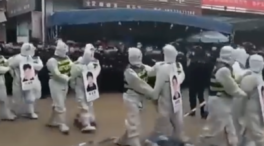 (VÍDEO) Una ciudad china organiza una 'procesión de la vergüenza' para los ciudadanos que incumplen las normas covid
