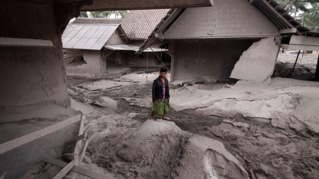 Al menos 15 muertos y 27 desaparecidos por la erupción del volcán Semeru en Indonesia