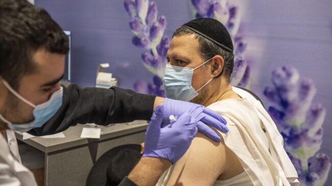 Un hospital israelí comienza un ensayo clínico con la cuarta dosis de la vacuna