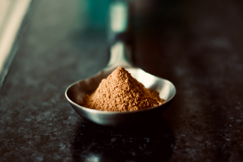 Cómo elegir el cacao en polvo más saludable (y cómo leer su etiqueta)