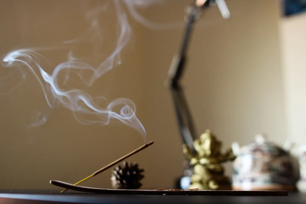 Quemar incienso en casa: una mala idea para tu salud pulmonar