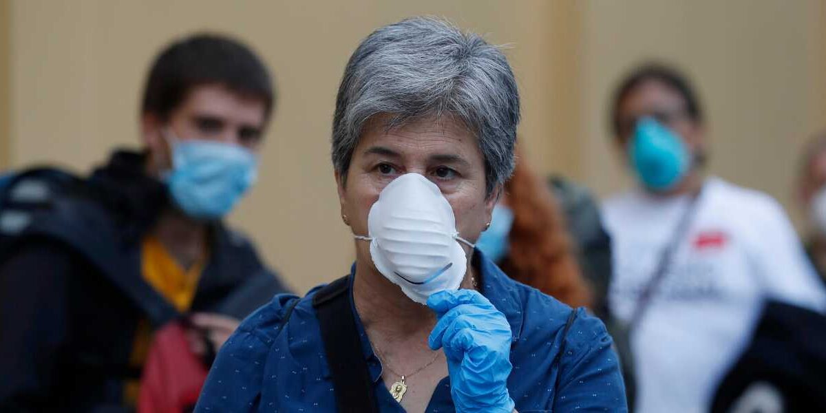 Los científicos, en contra de la mascarilla en exteriores: «No sirve para nada»