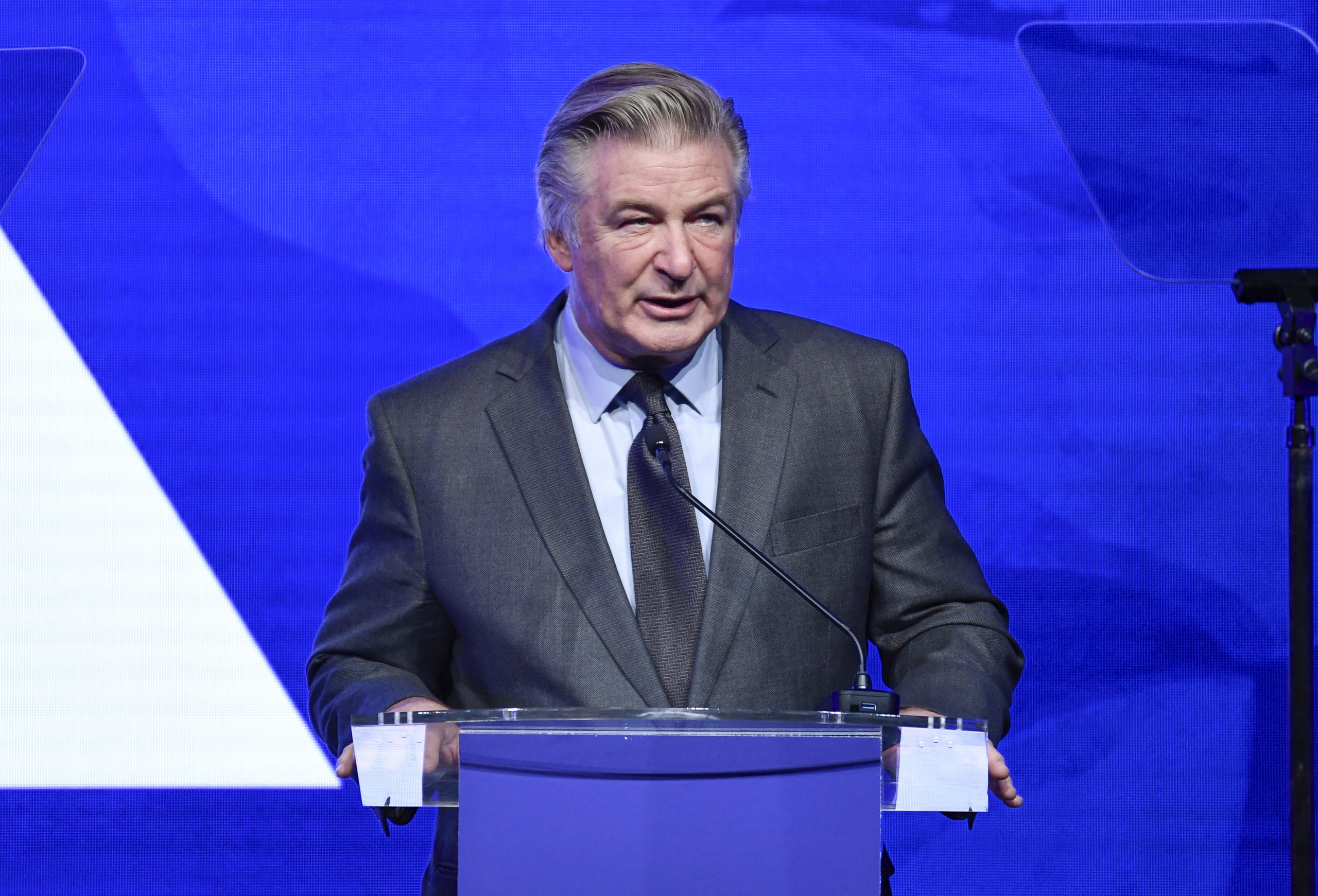 Alec Baldwin rehace su vida (y cambia de estrategia) tras la muerte de Halyna