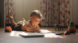 Por qué los niños prefieren la caja al juguete de dentro