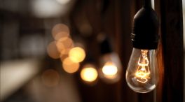 El precio de la luz baja un 3,8 % y se situará mañana en 208,41 euros/MWh