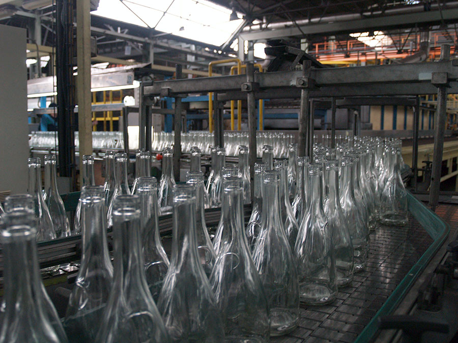 La escasez de vidrio condiciona la producción de licores y perfumes en la campaña de Navidad