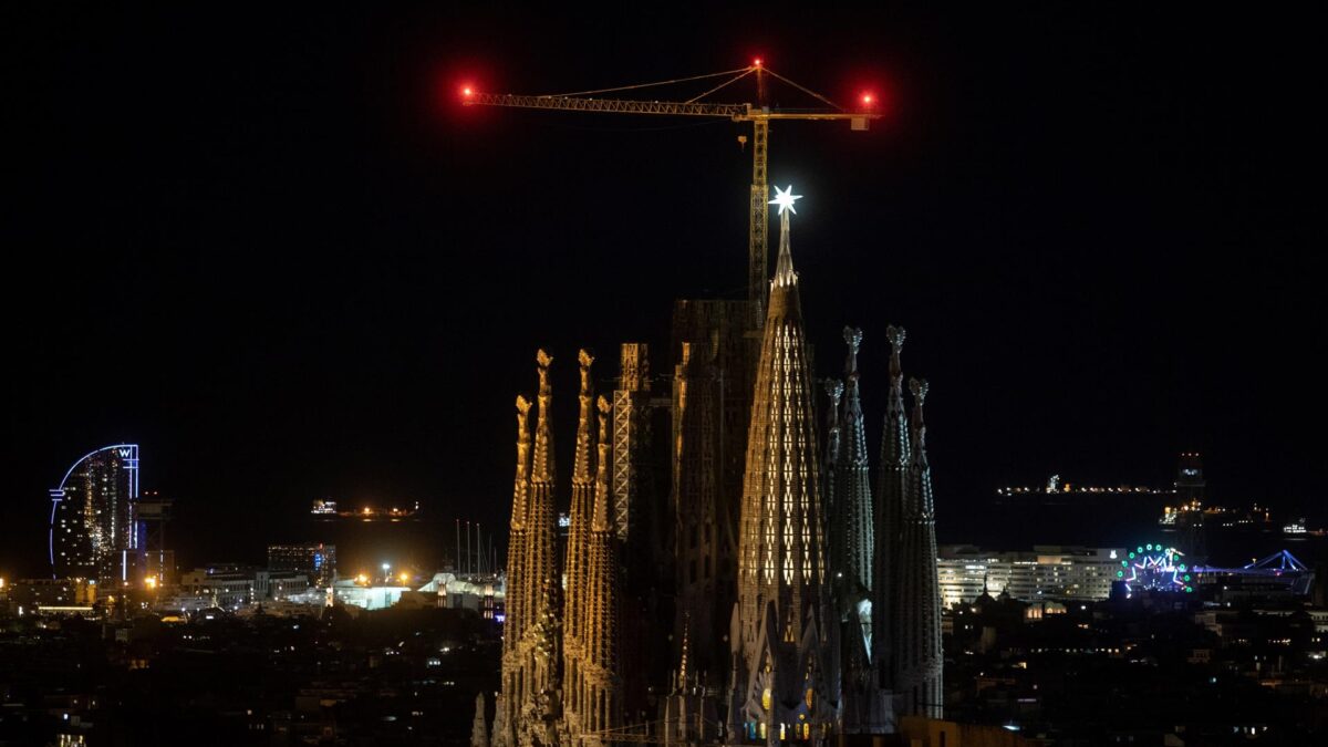 (VÍDEO) La Sagrada Familia estrena una torre después de 45 años: 138 metros de altura y una estrella de 5,5 toneladas