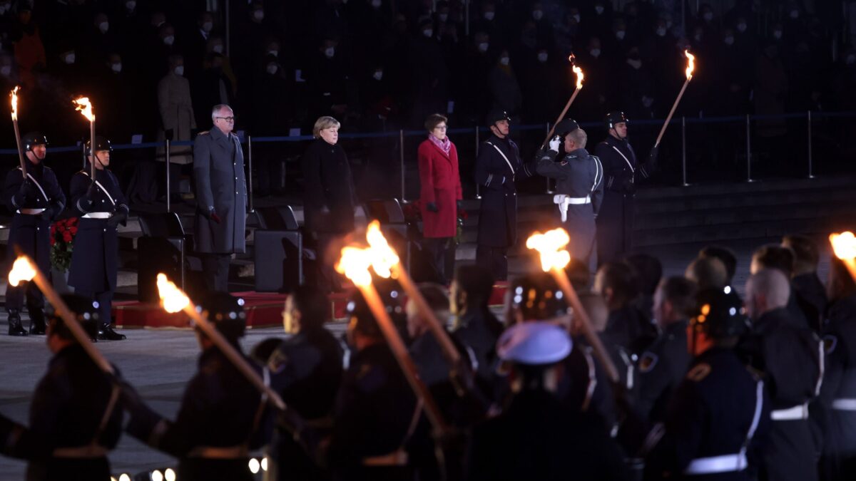 (VÍDEO) El impresionante y emotivo adiós militar para Angela Merkel: rosas rojas y Nina Hagen