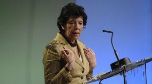 Celaá se escandaliza ahora por el contenido de los libros de texto