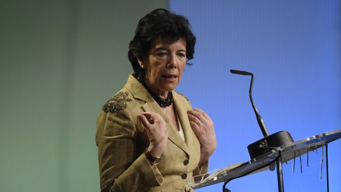 Celaá se escandaliza ahora por el contenido de los libros de texto