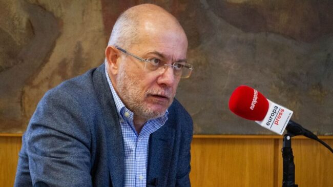 (AUDIO) Igea se entera de la convocatoria de elecciones en plena entrevista con Alsina: "Mañueco no es un hombre de bien"