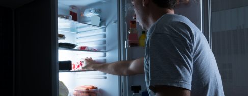 Cómo dejar de picar cuando cae la noche: cinco trucos para llevar a cabo