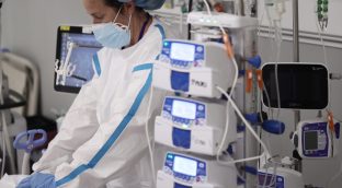 Un médico de Murcia cobra 792 euros más por una guardia de Navidad que su colega de Extremadura