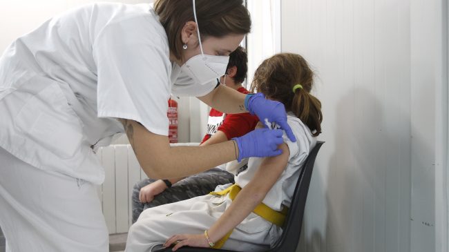 Los contactos estrechos de ómicron no harán cuarentena si están vacunados