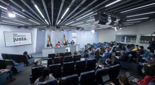 Se apaga el foco de Sánchez: ninguna empresa opta al contrato de iluminación de sus ruedas de prensa