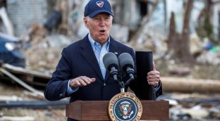 Biden visita Kentucky tras los tornados y dice que cubrirá todo el coste