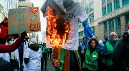 (VÍDEO) Casi 4.000 personas se manifiestan en Bruselas contra la vacunación obligatoria del personal sanitario