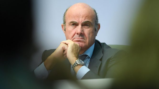De Guindos prevé con la variante ómicrom efectos económicos "más reducidos" que anteriores olas del covid