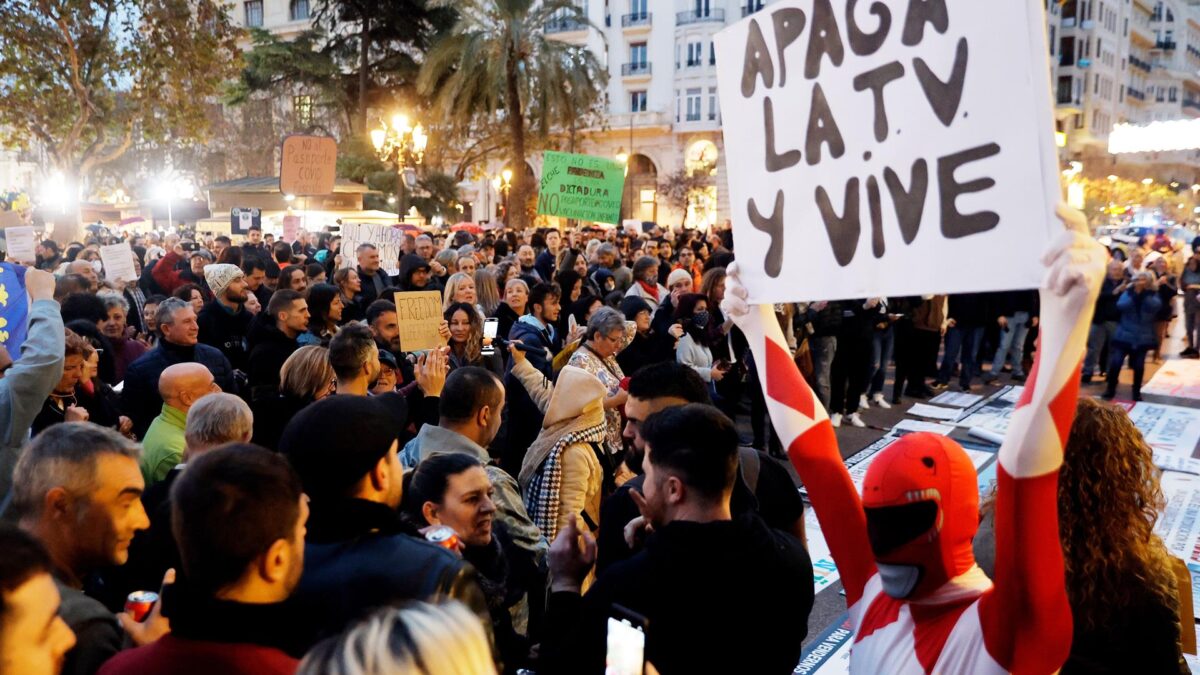 (VÍDEO) El centro de Valencia acoge una marcha contra el pasaporte covid y la vacuna