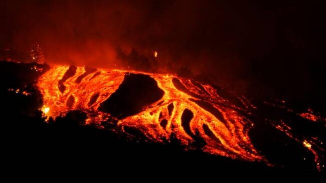 (VÍDEO) Digno de 'Mordor': las espectaculares imágenes  del volcán de La Palma a vista de dron