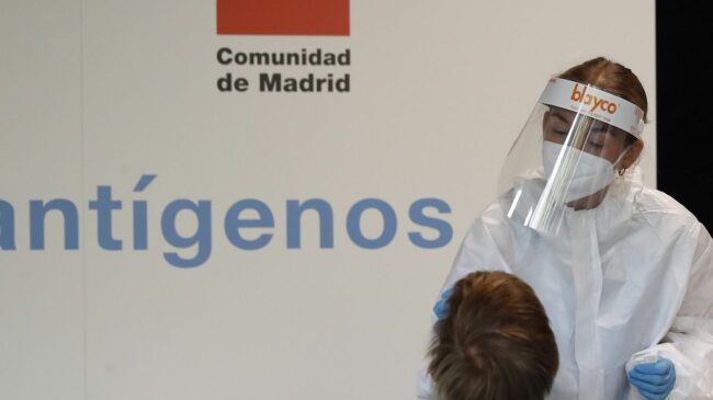 El Gobierno de Ayuso regalará un test de antígenos a cada madrileño de cara a la Navidad
