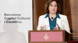 Colau ganaría las elecciones, a más de cuatro puntos de ERC, según el barómetro municipal