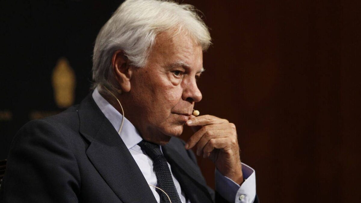 Felipe González cree que «lo lógico es que el rey emérito vuelva a España»