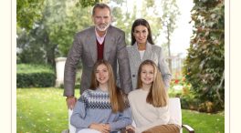 Los Reyes recurren a una foto familiar para felicitar la Navidad con sus «mejores deseos»