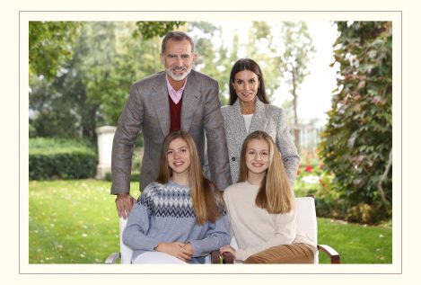 Los Reyes recurren a una foto familiar para felicitar la Navidad con sus «mejores deseos»