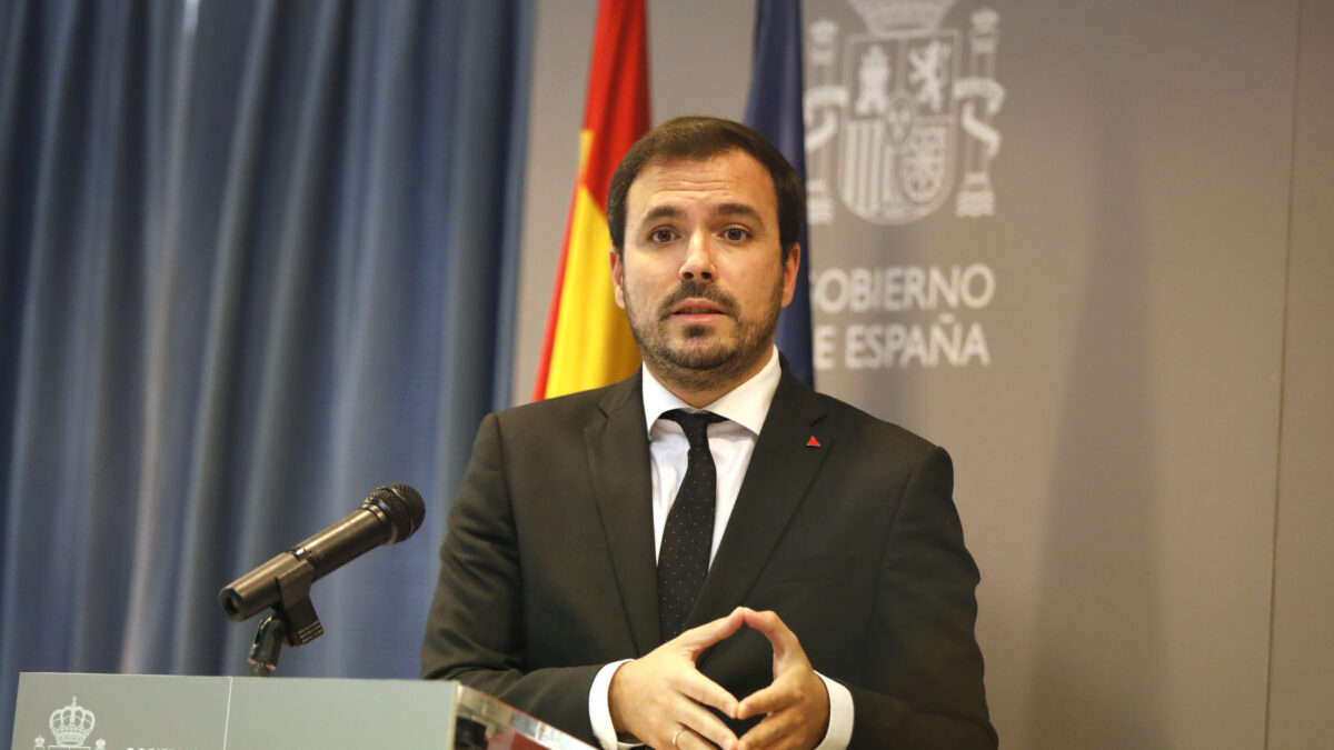 Garzón paga 12.000 euros a un bufete privado por un informe del Ministerio: había «exceso de trabajo»