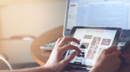 Los españoles ven menos la tele, leen menos periódicos y usan más internet, según un estudio