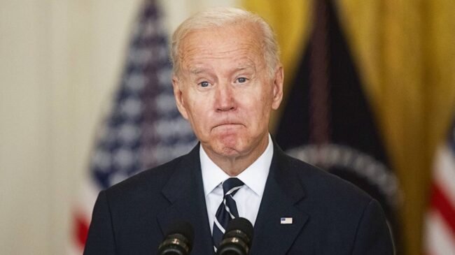 Un senador clave se opone al plan de gasto social de Biden y hunde sus opciones