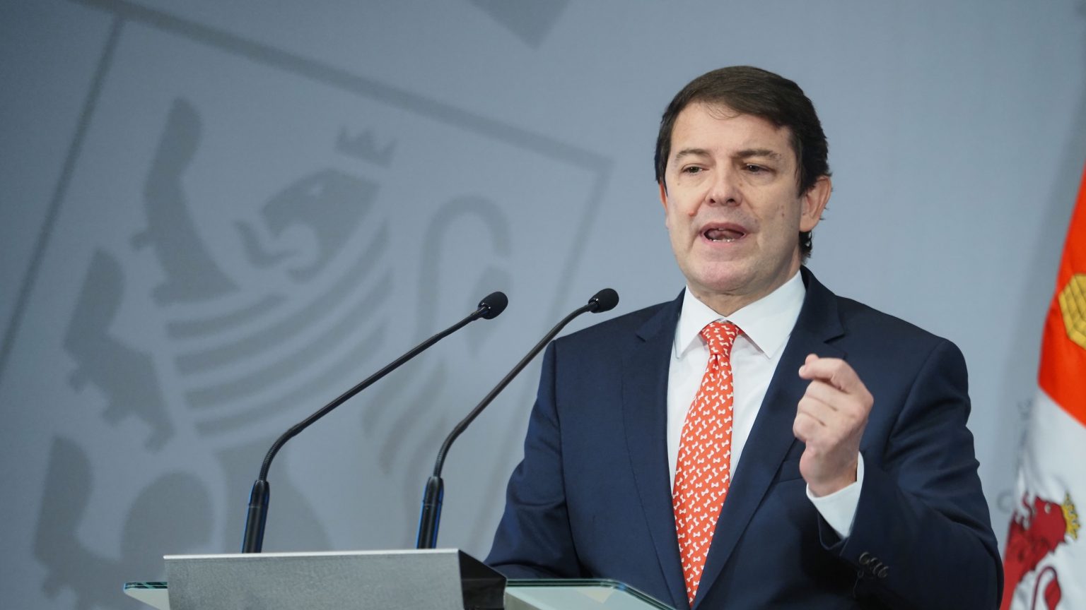 Mañueco roza la mayoría absoluta en Castilla y León y Cs podría quedarse sin representación, según una encuesta