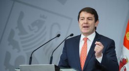 Mañueco roza la mayoría absoluta en Castilla y León y Cs podría quedarse sin representación, según una encuesta