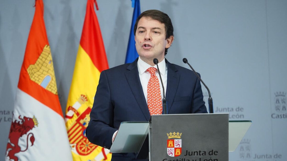 El PP de Mañueco rozaría la mayoría absoluta en Castilla y León a costa de Ciudadanos, según una encuesta