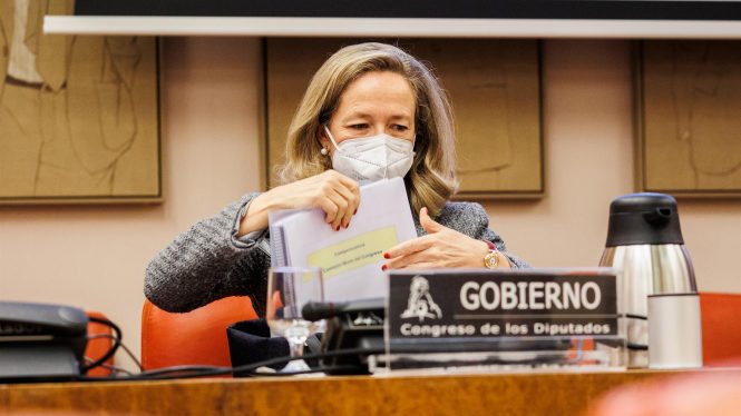 El Gobierno mantendrá el escudo antiopas más allá de la pandemia y pese a las críticas de la CNMV