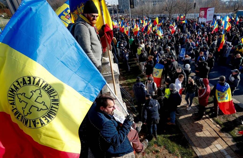(VÍDEO) Miles de personas rechazan el pasaporte covid frente al Parlamento rumano