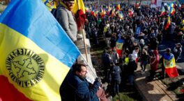 (VÍDEO) Miles de personas rechazan el pasaporte covid frente al Parlamento rumano