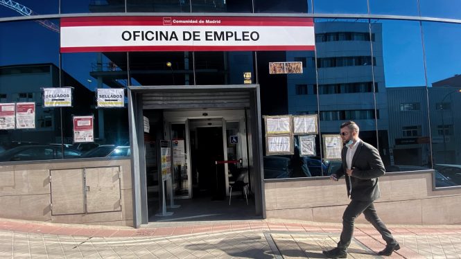 El paro registra su mejor noviembre de la historia, con 74.381 desempleados menos y récord de contratos
